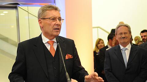 Peter Heinrich von der Münchner Bank bei der feierlichen Eröffnung der neuen Zentrale am Dom. OB christian Ude lauscht seiner Rede und freut sich.