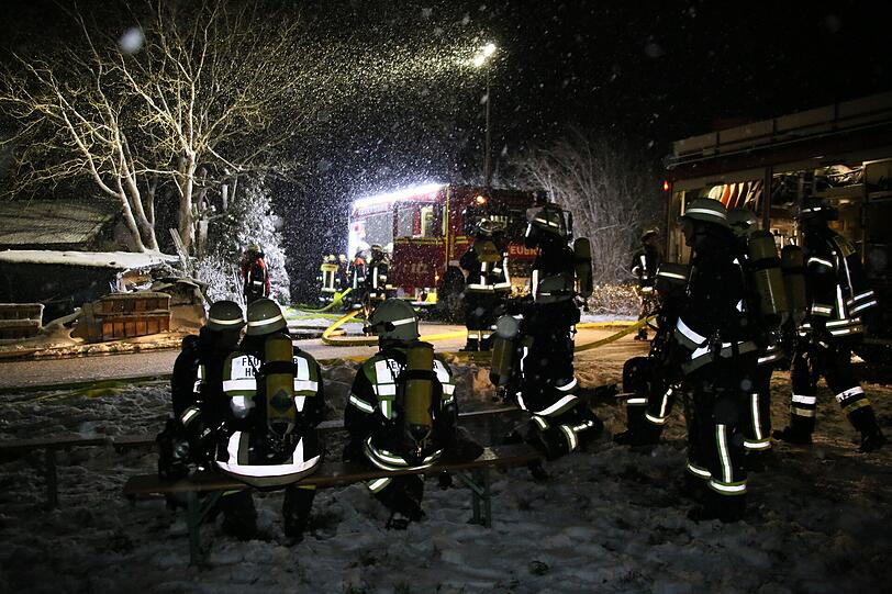 Das Haus in Pittenhart stand in den Abendstunden im Flammen.