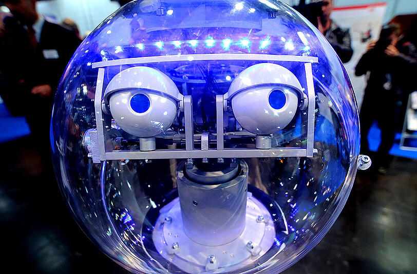 Das Gesicht von "Alias", einem Assistenzroboter, schaut am 10.10.2012 auf der Rehacare Messe in Düsseldorf in die Kamera.