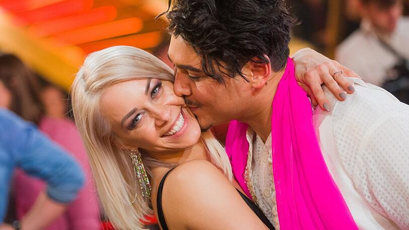 Oana Nechiti mit ihrem Verlobten Erich Klann.