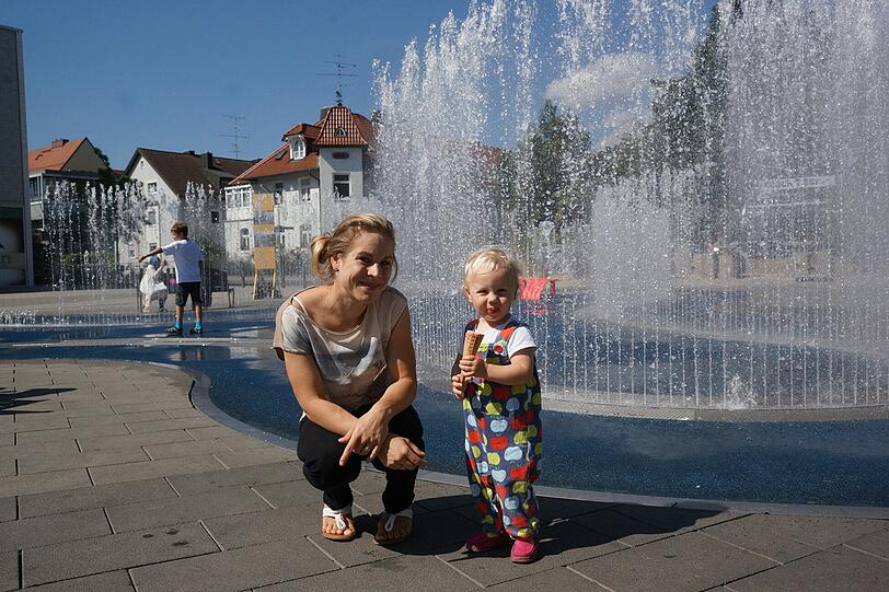 So etwas gab es früher in Pasing nicht: Wasserspiele - für Kinder wunderbar zum Herumtollen geeignet.