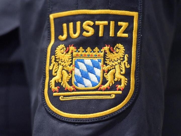 Das bayerische Wappen ist auf einer Uniform eines Justizbeamten angebracht. Foto: Stefan Puchner/Archivbild