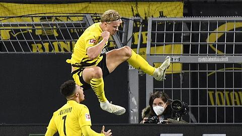 Der Dortmunder Erling Haaland feiert mit einem Tritt in die Luft, nachdem er das zweite Tor seiner Mannschaft erzielt hat.