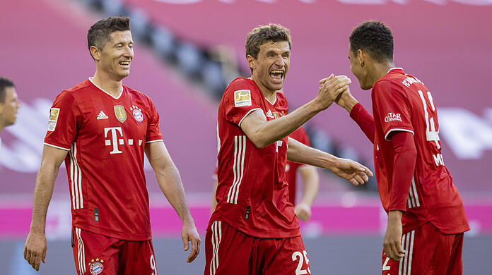 Neben Robert Lewandowski (l.) winkt auch Thomas Müller (m.) ein Rekord