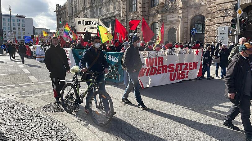 Laut Polizeisprecher Andreas Franken bewegen sich rund 1.000 Demonstranten durch die Stadt.