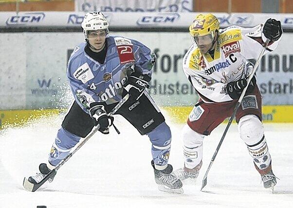 Zuletzt Gegner, jetzt Teamkollegen: EHC-Star Neville Rautert (l.) und der Neuzugang aus Landshut, Brandon Dietrich.