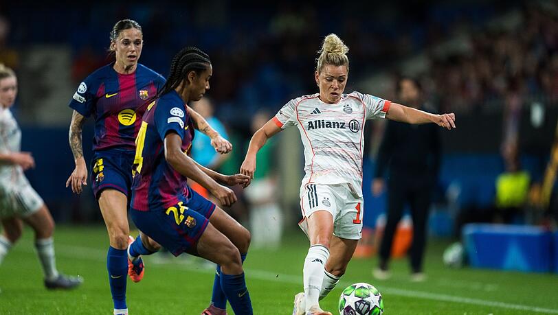 Linda Dallmann (r) und die Bayern-Frauen haben gegen den FC Barcelona eine herbe Pleite kassiert.