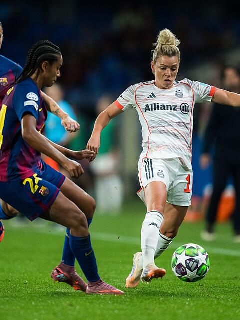 Linda Dallmann (r) und die Bayern-Frauen haben gegen den FC Barcelona eine herbe Pleite kassiert.