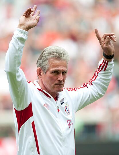 Zurück beim FC Bayern München: Trainer Jupp Heynckes begrüßt die Fans.