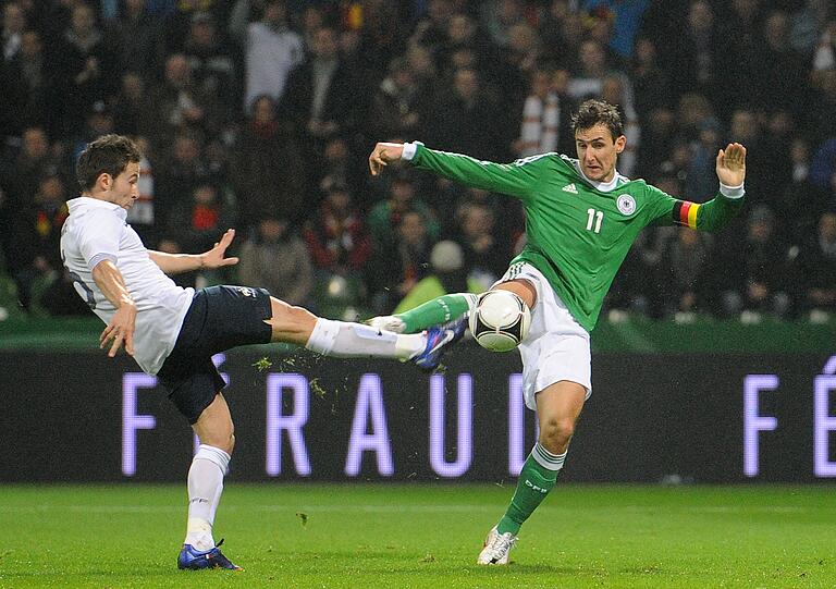MIROSLAV KLOSE: NOTE 3. Spielte Spitze. Hatte wenigstens drei Chancen (32./33./42.). Ohne Knipserglück.