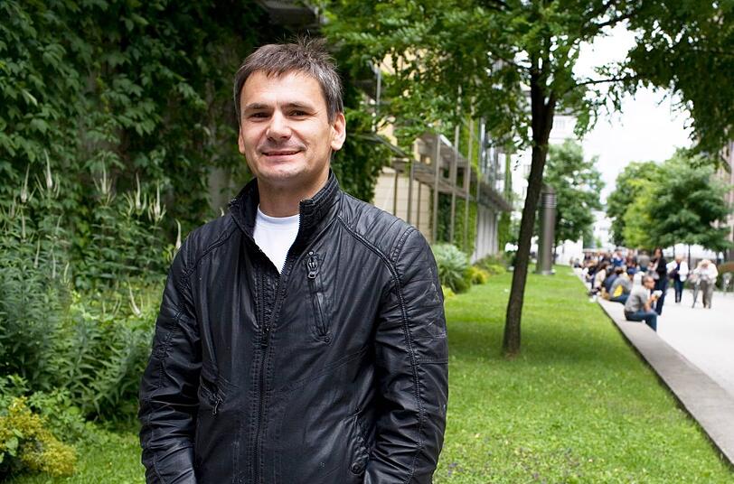 Christoph Morgenstern (45), Bautechniker: "Man muss das schätzen, was Frauen können, und das, was Männer können. Frauen können Kinder gebären, Männer können das nicht. In der Familie ist deshalb auch der Mann der Kopf, die Frau der Hals. Sie lenkt den Kopf. Ohne Hals gäbe es den Kopf nicht &ndash; und umgekehrt. Es geht also nicht darum, wer dümmer oder intelligenter ist: Männer und Frauen ergänzen sich. Das Wichtigste: Keiner sollte sich über den anderen stellen &ndash; egal, wie intelligent er ist."