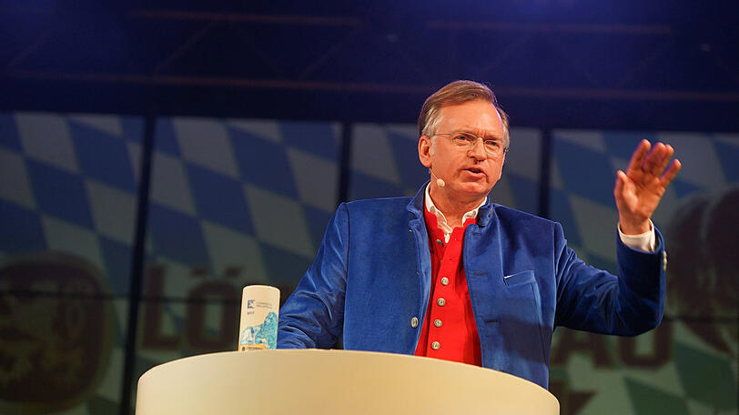 Christian Springer nimmt beim Starkbieranstich im Löwenbräukeller die Münchner Polit-Granden aufs Korn.