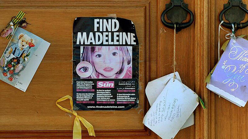 Fotos und Andenken an Madeleine McCann (Maddie) hängen an einer Kirchentür.