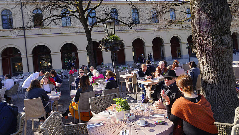 Bei strahlendem Sonnenschein und milden Temperaturen hat am Freitag der Tambosi-Biergarten eröffnet. Die Bilder.