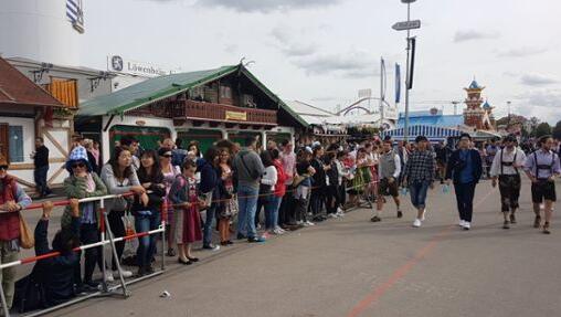 Die Besucher warten schon hinter der Absperrung auf den Einzug der Wirte. Die Besucher warten schon hinter der Absperrung auf den Einzug der Wirte.