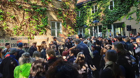 Anfang Mai demonstrierten zahlreiche Münchner für die Integration Geflüchteter in den Arbeitsmarkt. (Archivbild)