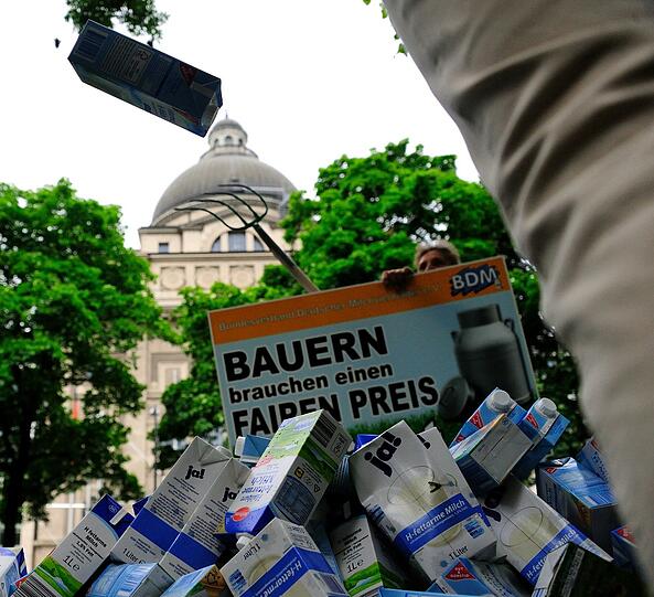 Mit Mistgabeln und leeren Tetrapaks: Protest von Milchbauern vor der Staatskanzlei.