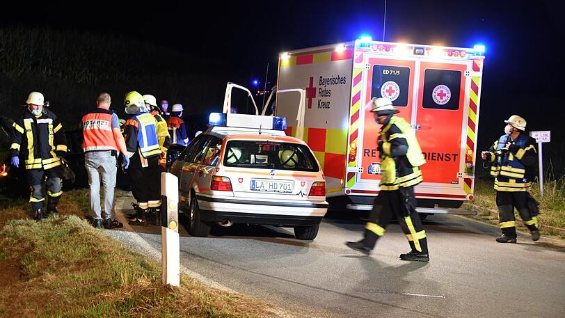 Ein Ersthelfer und die Feuerwehr kümmerte sich um die jungen Fahrer.