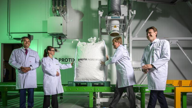 König Willem-Alexander bei der Eröffnung der modernsten Insektenfarm Europas. In der Anlage des Unternehmens Protix sollen Insekten nach neuesten Verfahren als Tierfutter gezüchtet werden. König Willem-Alexander bei der Eröffnung der modernsten Insektenfarm Europas. In der Anlage des Unternehmens Protix sollen Insekten nach neuesten Verfahren als Tierfutter gezüchtet werden.