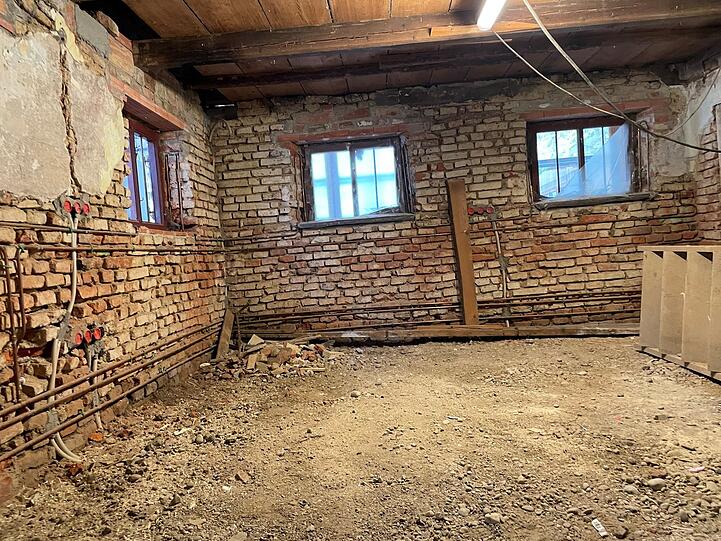 Die alte Stube im Erdgeschoss wird fachgerecht saniert.