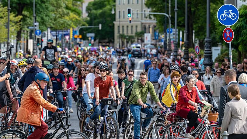 Auf Fahrrädern ziehen Hunderte Menschen durch München. Auf Fahrrädern ziehen Hunderte Menschen durch München.