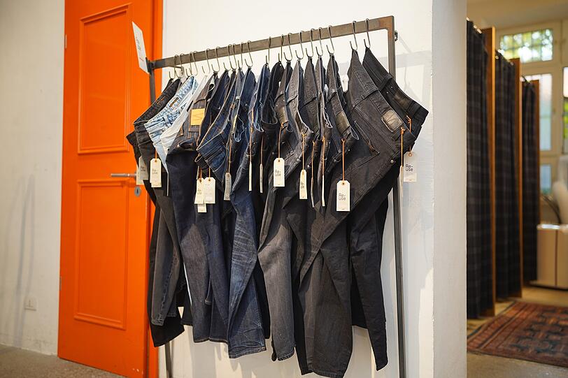 Auch aus zweiter Hand gibt es Nudies, wie hier an dieser Stange im Laden. Auch aus zweiter Hand gibt es Nudies, wie hier an dieser Stange im Laden.