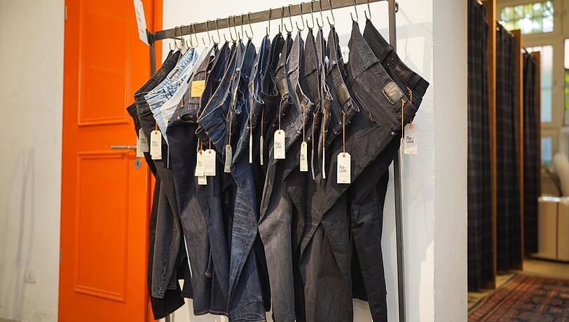 Auch aus zweiter Hand gibt es Nudies, wie hier an dieser Stange im Laden. Auch aus zweiter Hand gibt es Nudies, wie hier an dieser Stange im Laden.