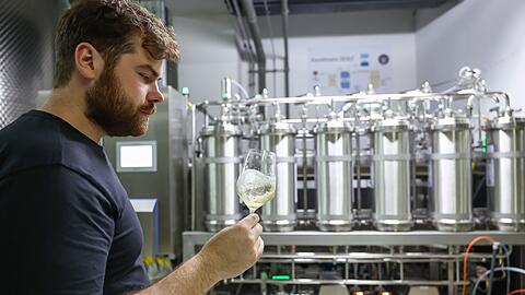 Kilian Scheuring tastet sich an alkoholfreien Wein heran. (Archivbild)