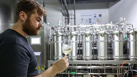 Kilian Scheuring tastet sich an alkoholfreien Wein heran. (Archivbild)