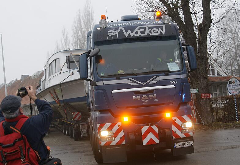 Ein Schiff auf Reisen: Die "MS Schondorf" auf dem Lkw. Die Strecke zwischen dem Ammersee und dem Starnbeger See beträfgt rund 35 Kilometer.