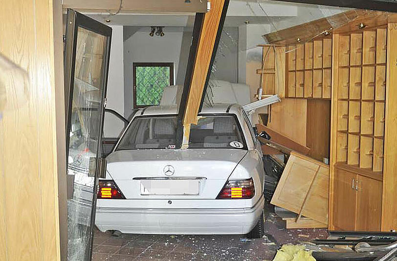 Mit seinem automatikbetriebenen Mercedes rammt ein Rentner ein anderes Auto, gibt dann Vollgas und kracht in den Verkaufsraum eines Ladengeschäfts.