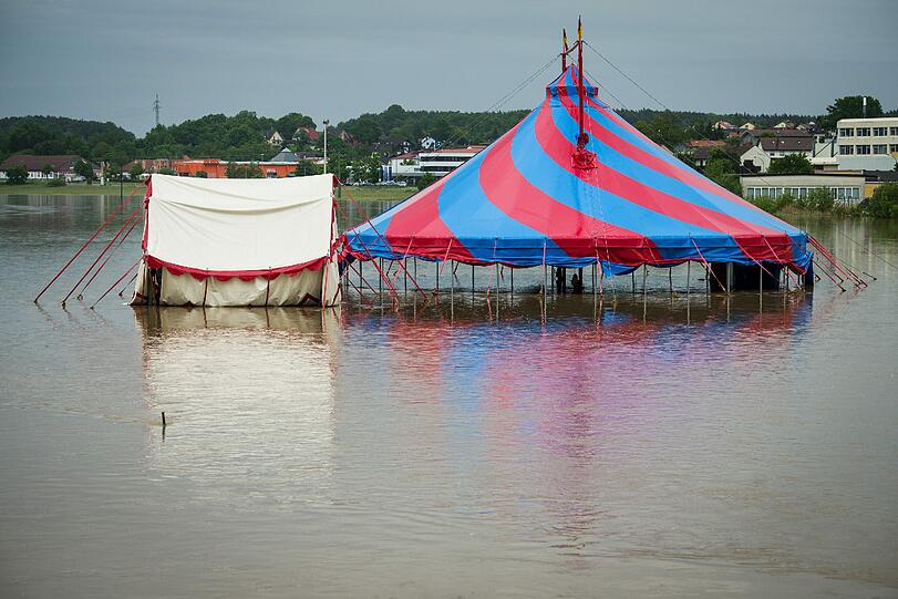 In Höchstadt an der Aisch steht ein Zirkuszelt im Wasser.