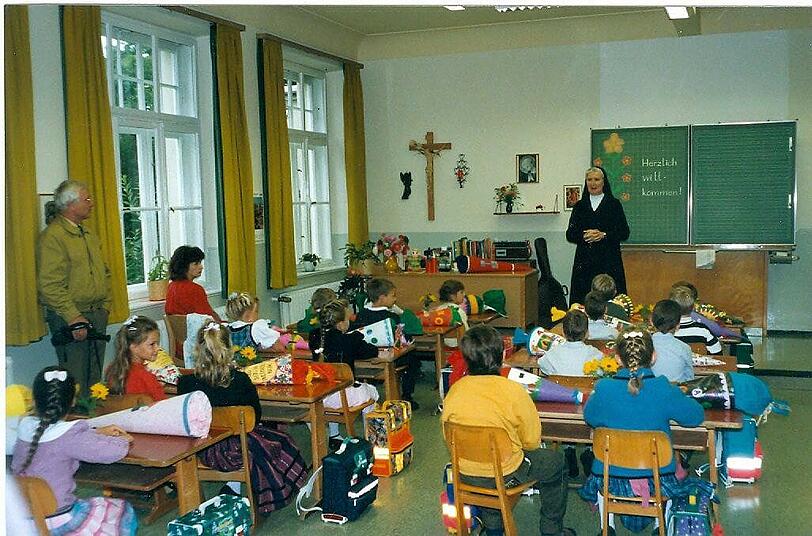 Der erste Schultag von Maria Höfl-Riesch (vierte Bank links, rechter Platz): Schwester Immanuela begrüßt die Klasse. Zwei Plätze vor Höfl-Riesch sitzt Felix Neureuther.