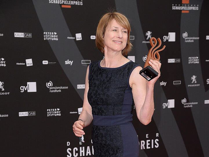 Corinna Harfouch präsentiert stolz ihre Trophäe