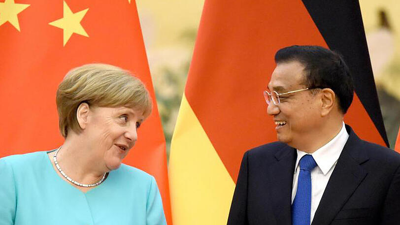 Chinas Premier Li Keqiang (rechts) hat mit Kanzlerin Angela Merkel telefoniert.