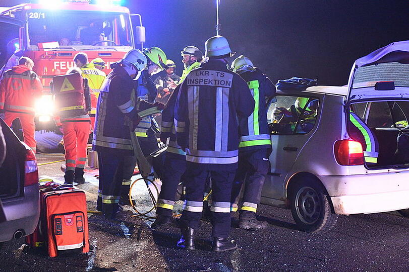 Beim Unfall in Grabenstätt erlitten drei Personen Verletzungen. Die Bilder von der Landstraße.
