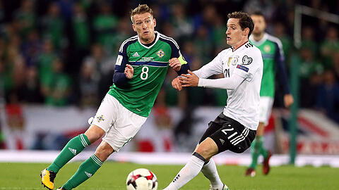 Sebastian Rudy (r.) hier im Duell mit Nordirlands Steven Davis.