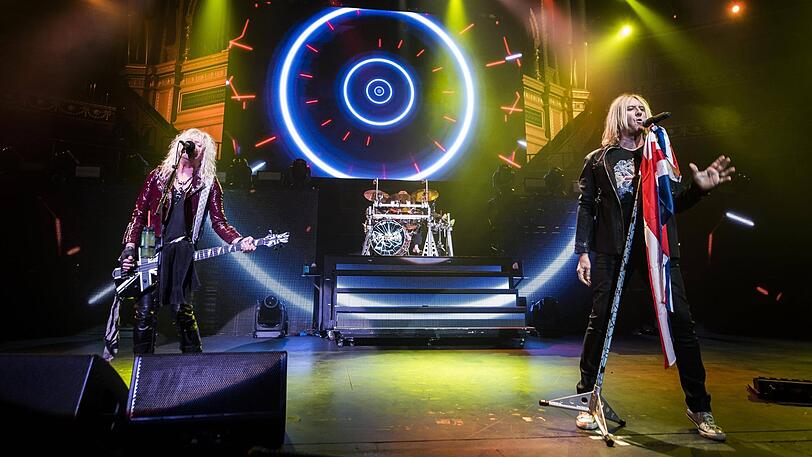 Die britischen Hard-Rocker von Def Leppard spielen als Vorband von Bon Jovi im Münchner Olympiastadion.