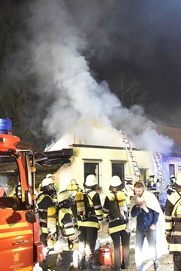 Während der Weihnachtsfeier des FC Teutonia München brach im Vereinsheim Feuer aus. Die Bilder.