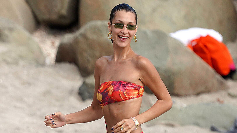 Farbintensive Bademode wie die von Bella Hadid muss richtig gereinigt werden.