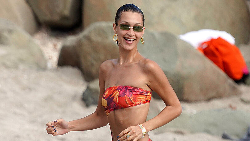 Farbintensive Bademode wie die von Bella Hadid muss richtig gereinigt werden. Farbintensive Bademode wie die von Bella Hadid muss richtig gereinigt werden.