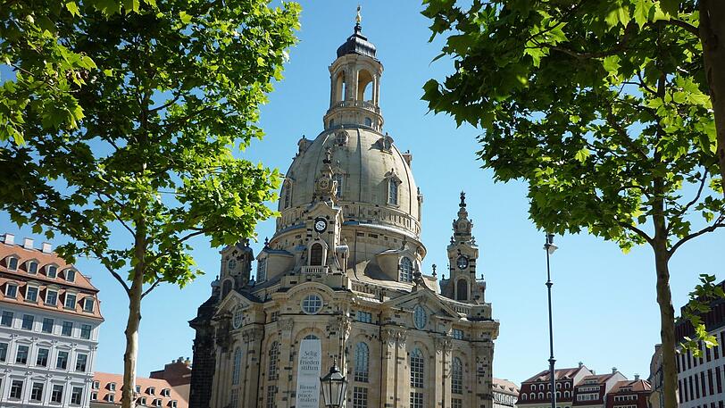 Die Frauenkirche besitzt eine der größten steinernen Kuppeln nördlich der Alpen und gilt als eine der größten Sandsteinbauten der Welt, die seit dem Wiederaufbau 2005 jetzt in voller Pracht gen Himmel ragt.