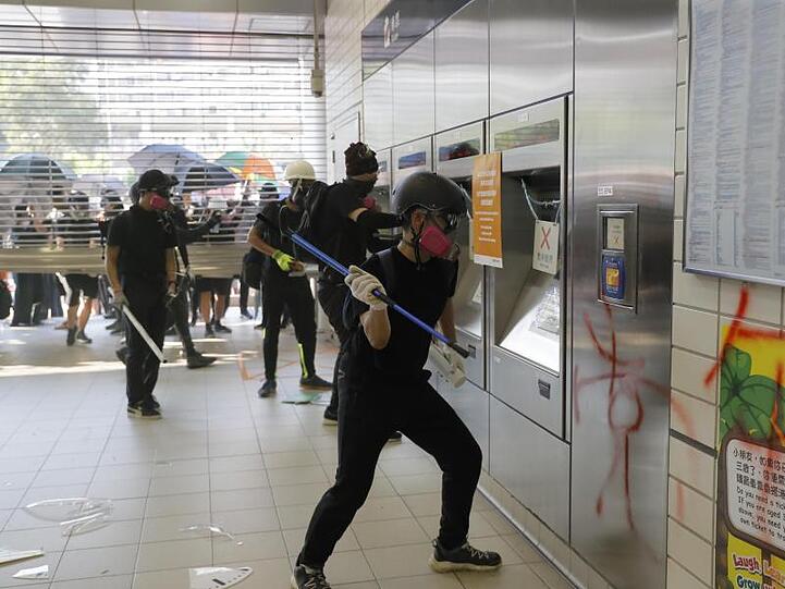 Demonstranten randalieren in der Eingangshalle einer Hongkonger U-Bahn-Station.