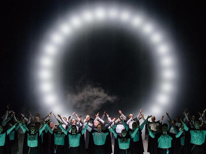Solisten und der Chor in einer Szene der Oper "The Circle".