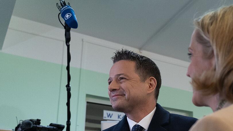Der liberalkonservative Rafal Trzaskowski gewinnt die erste Runde der Präsidentenwahl mit hauchdünnem Vorsprung. Nun muss er in die Stichwahl.