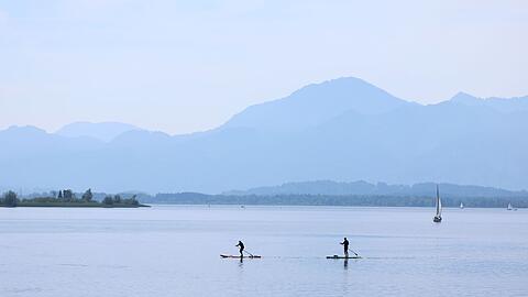 Bayerns Seen und Flüsse sind nicht nur bei Urlaubern sehr beliebt - auch zur Energiegewinnung können sie einen wichtigen Beitrag leisten. Neben der Wasserkraft bietet sich vielerorts im Land auch die sogenannte Gewässerthermie an. (Illustration) Bayerns Seen und Flüsse sind nicht nur bei Urlaubern sehr beliebt - auch zur Energiegewinnung können sie einen wichtigen Beitrag leisten. Neben der Wasserkraft bietet sich vielerorts im Land auch die sogenannte Gewässerthermie an. (Illustration)