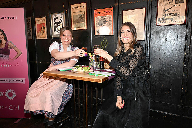Katharina Schulze und Cathy Hummels stoßen mit Spezi und Cola an Katharina Schulze und Cathy Hummels stoßen mit Spezi und Cola an