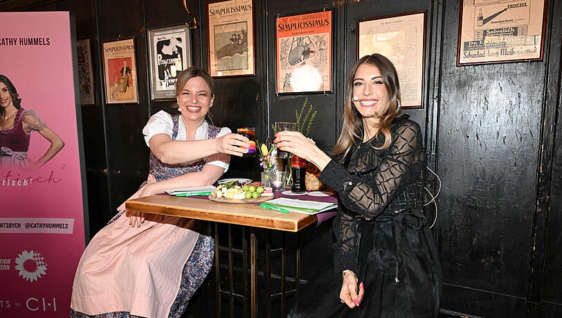 Katharina Schulze und Cathy Hummels sto&szlig;en mit Spezi und Cola an