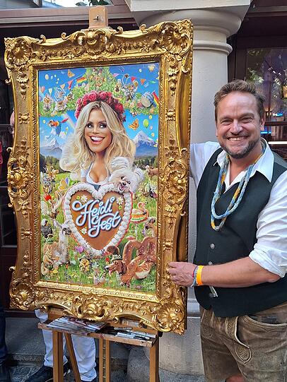 Vor "HeidiFest"-Start: Bernhard Prinz zeigt der AZ sein Gemälde, das gleichzeitig auch die Einladungskarte schmückte. Vor "HeidiFest"-Start: Bernhard Prinz zeigt der AZ sein Gemälde, das gleichzeitig auch die Einladungskarte schmückte.