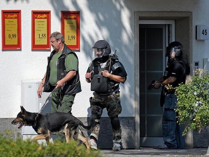 Mitglieder des Sondereinsatzkommandos vor dem Haus in Viernheim, in dem sich der Bombenleger verschanzte